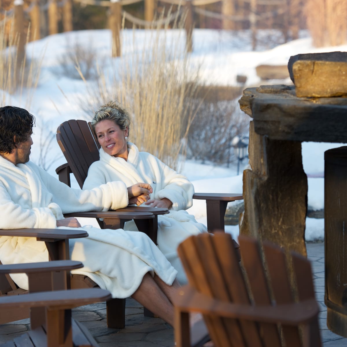 Couple dehors au spa l'hiver.