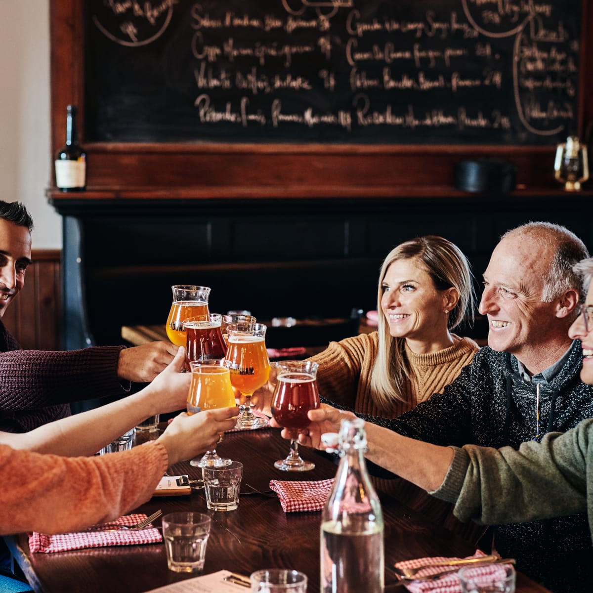 6 people around a table at a microbrewery in Brome-Missisquoi.
