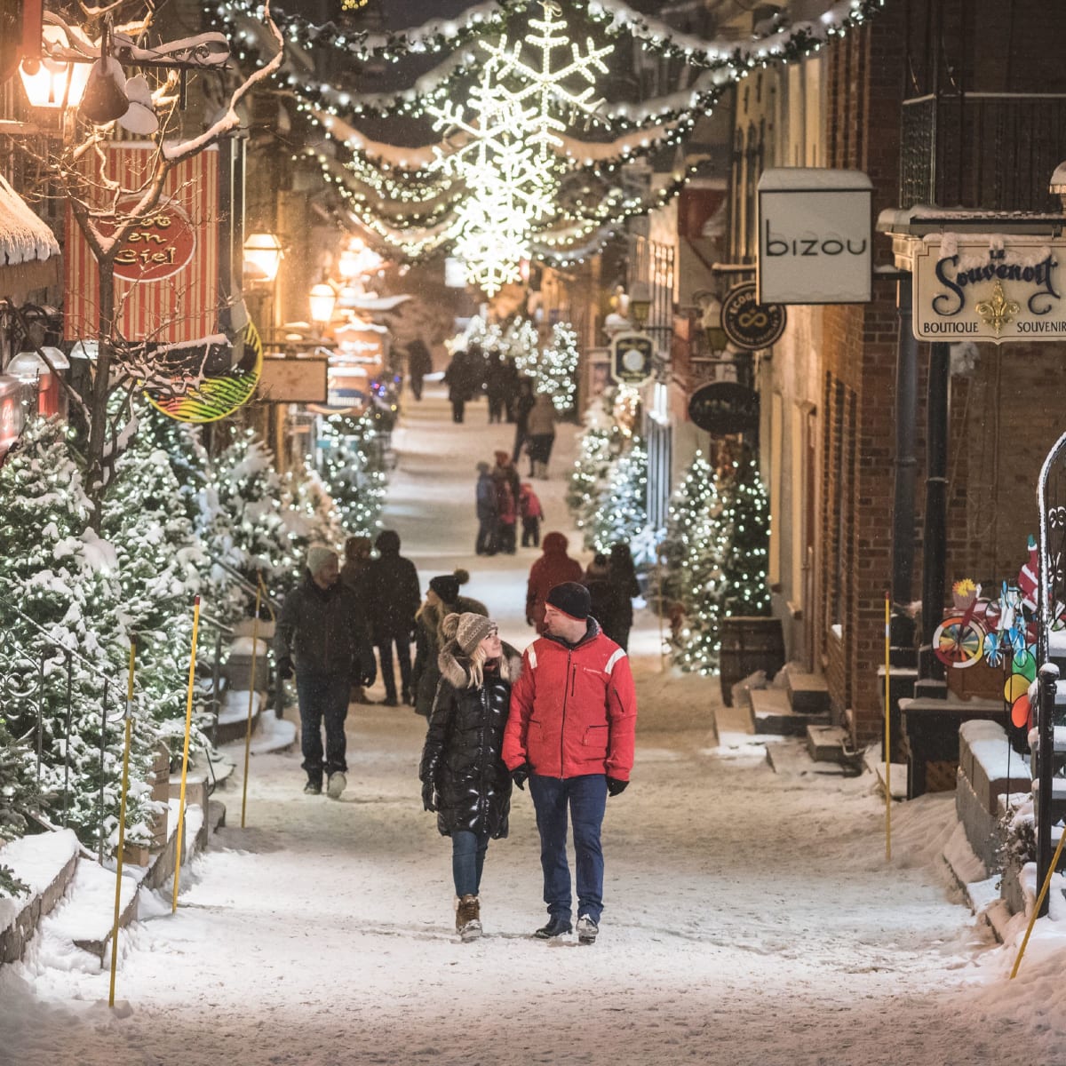 A couple walking in Petit-Champlain in winter - Destination Québec cité.
