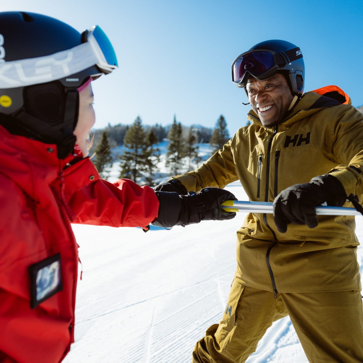 Homme souriant en train d'apprendre un sport de glisse.