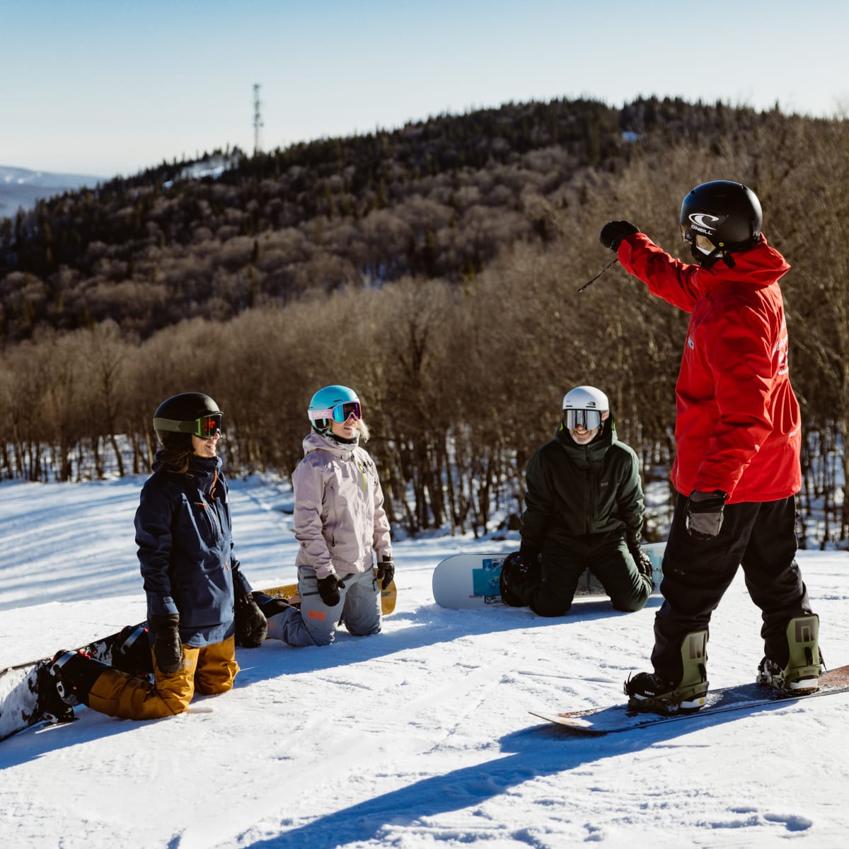 Groupe de personnes en train de regarder leur moniteur de ski.