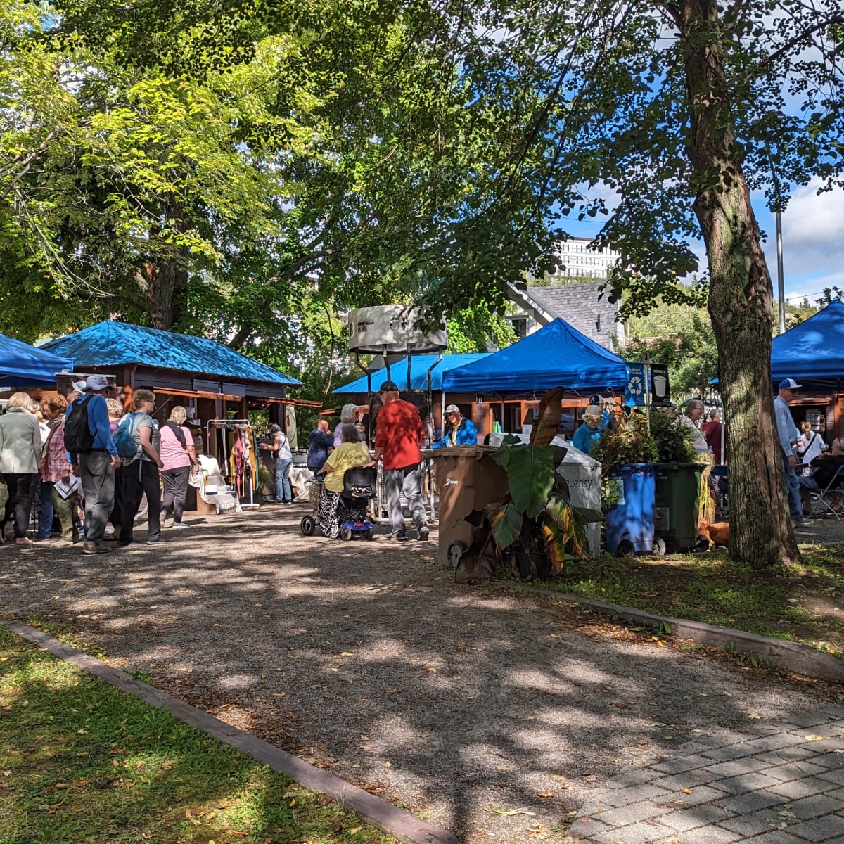 A market located close to the Auberge des 21 hotel.