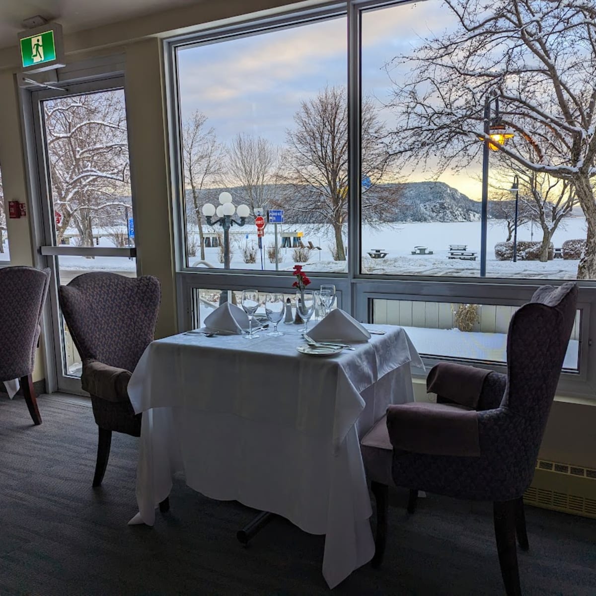 Restaurant dining room with a view of the Saguenay River.