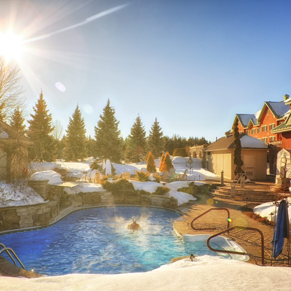 Vue de la piscine extérieure chauffée de l’Auberge Godefroy