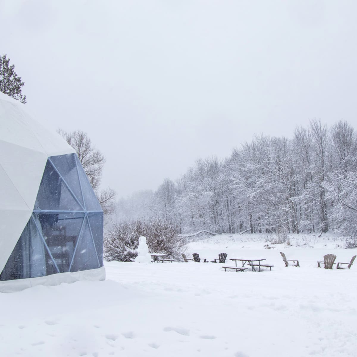 Extérieur d’un dôme sous la neige