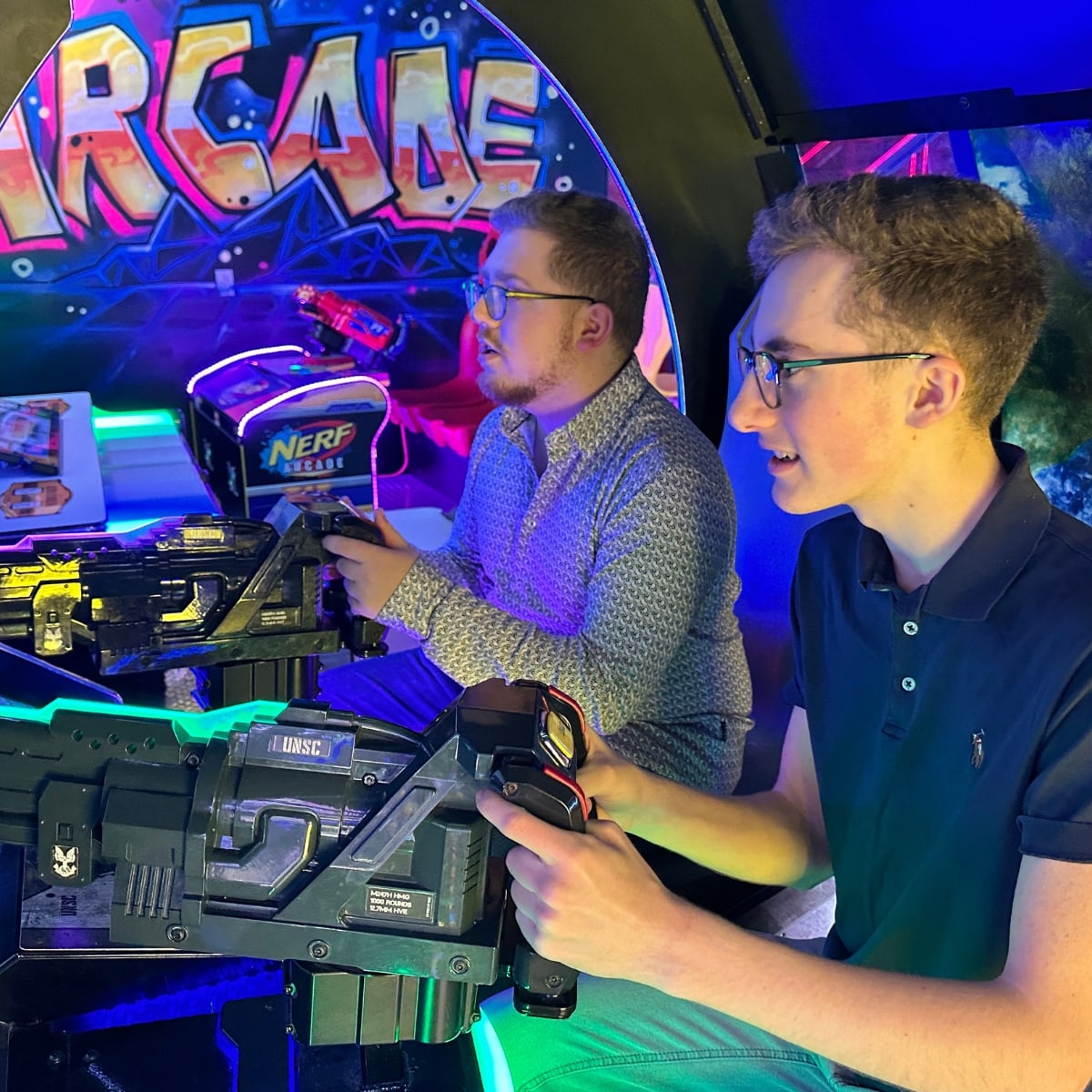 Jeux d'arcade avec jeux de lumières colorés.