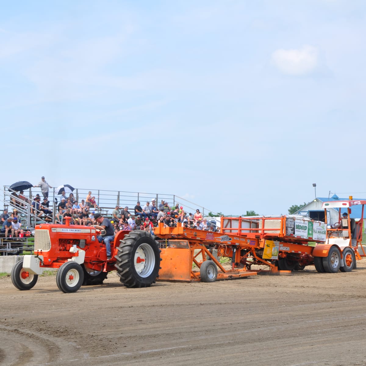 Crowd watching the tractor pull at the Calixa-Lavallée county fair