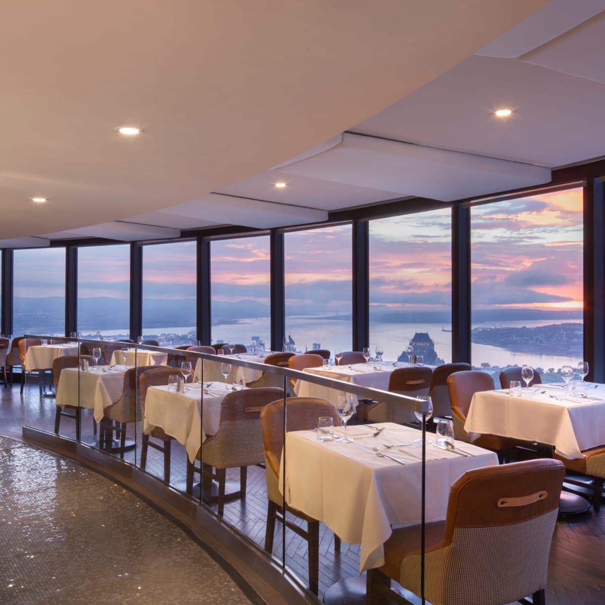 Vue de la salle à manger du Ciel! Bistro-bar tournant de l’Hôtel Le Concorde