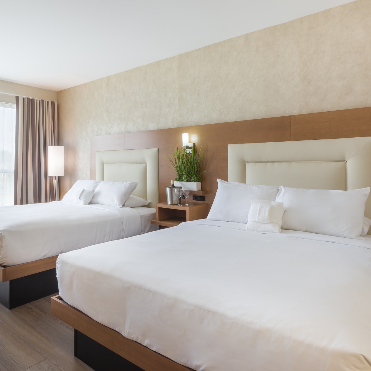 Vue de l’intérieur d’une chambre prestige à deux lits de l’Hôtel Universel