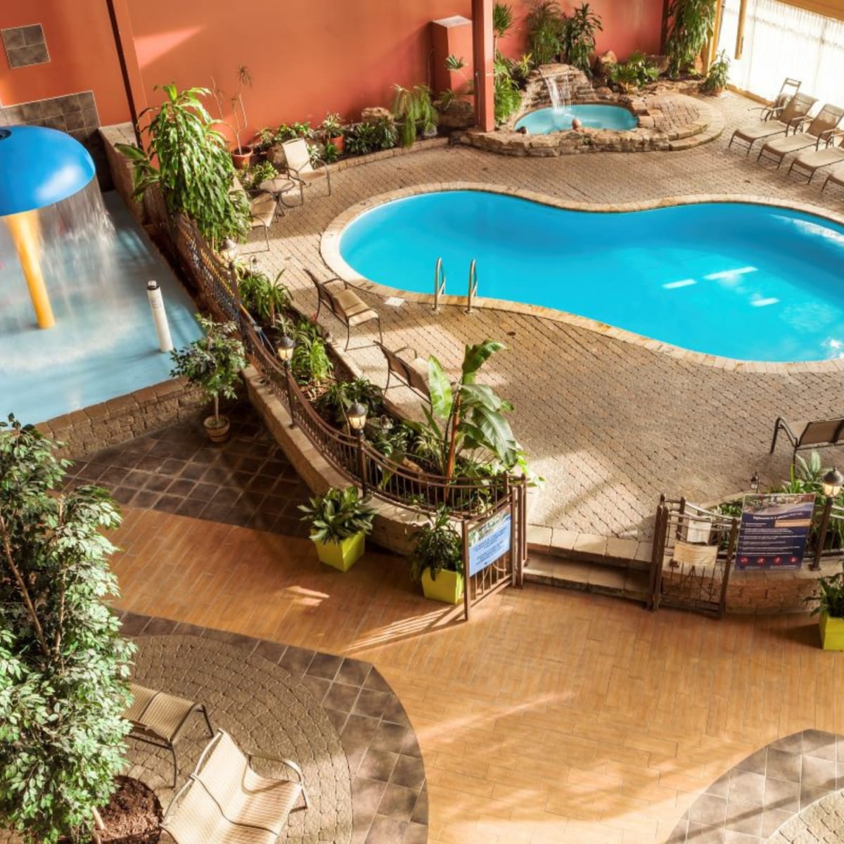 Vue de haut de l’espace piscine et spa de l’Hôtel Ambassadeur