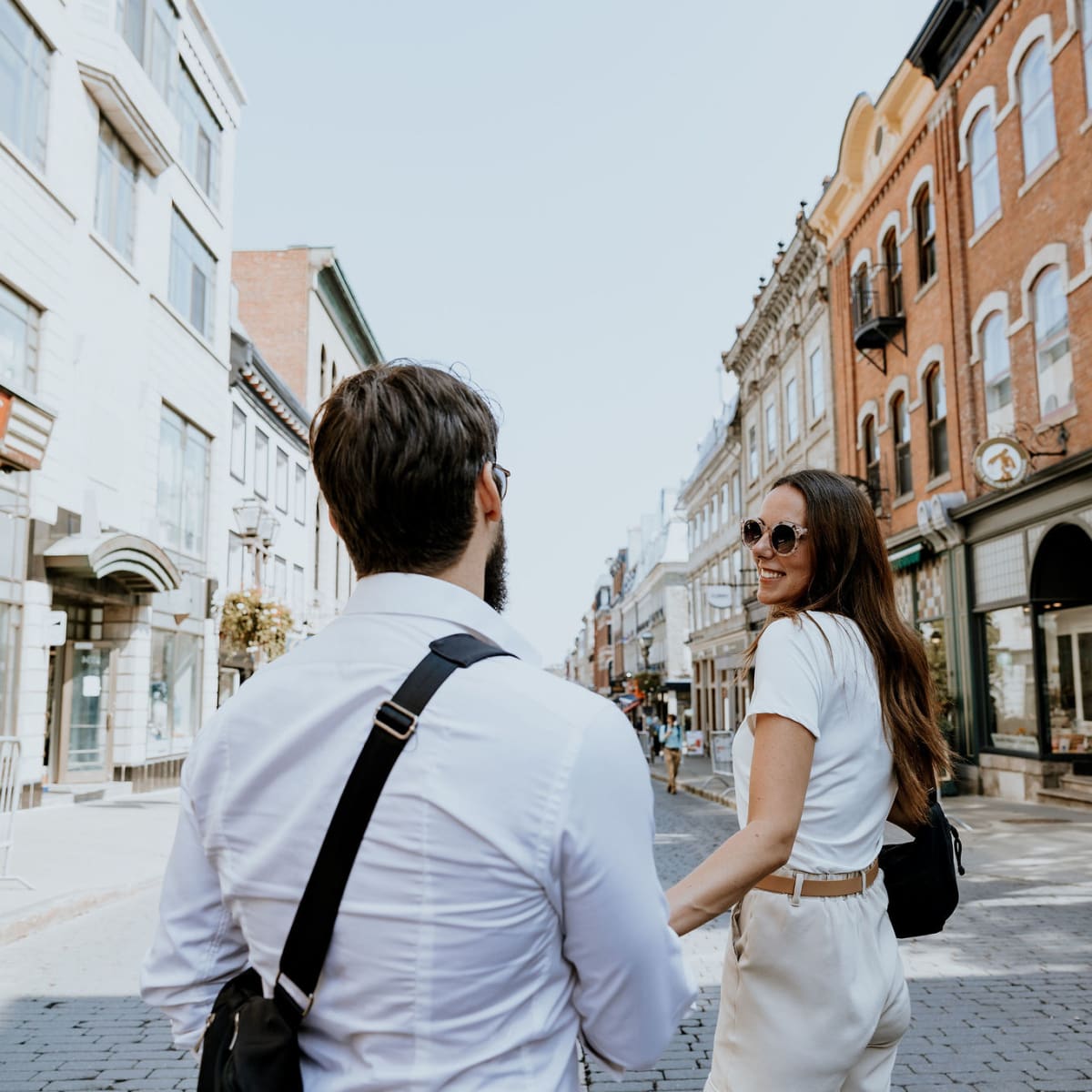 Couple dans les rues de Québec.