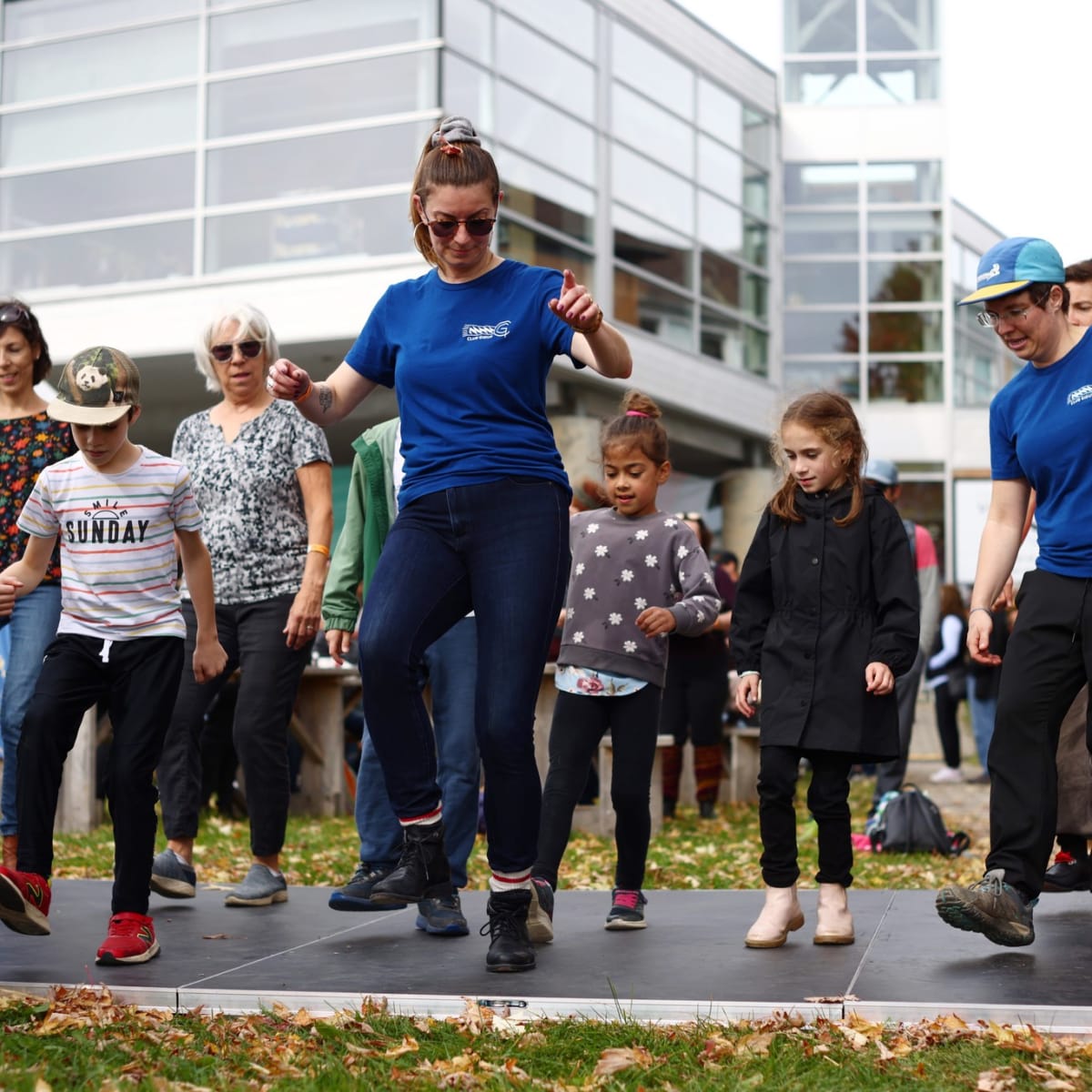 Groupes de jeunes en train d'apprendre une dance.