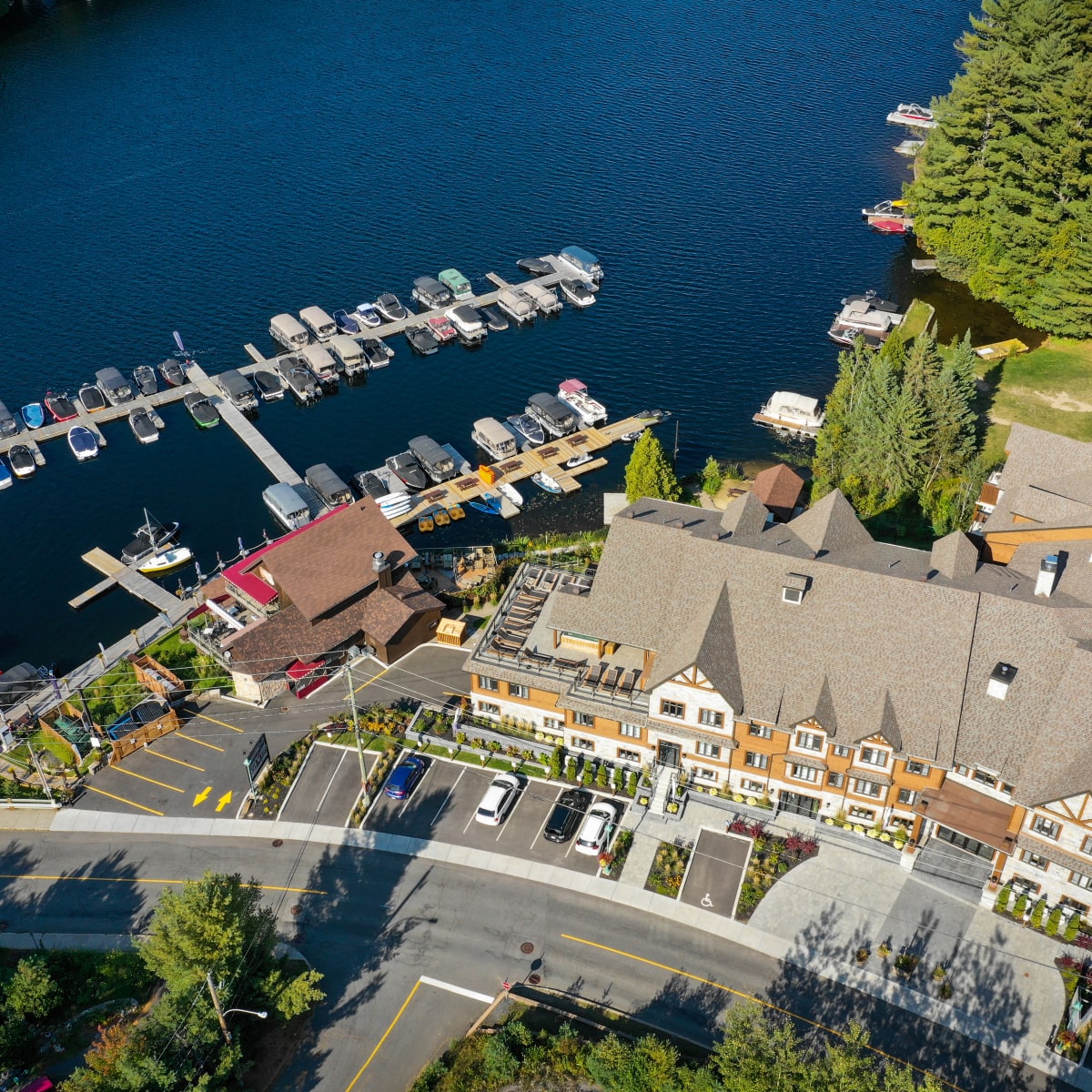 Vue aérienne du complexe du Viking Resort et de la marina.