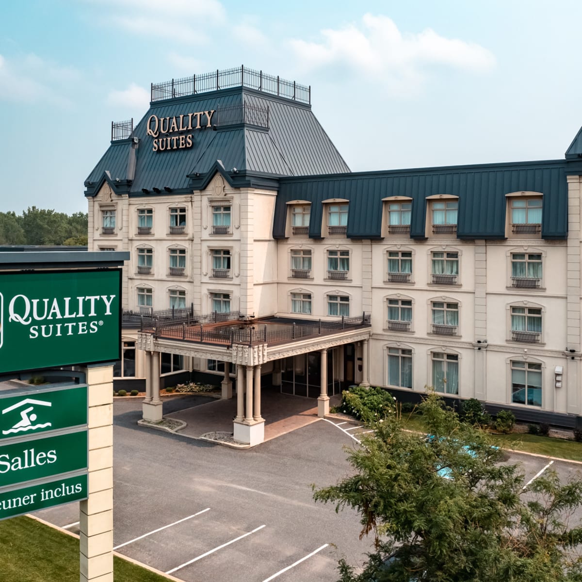 Extérieur du Quality Suites Drummondville.