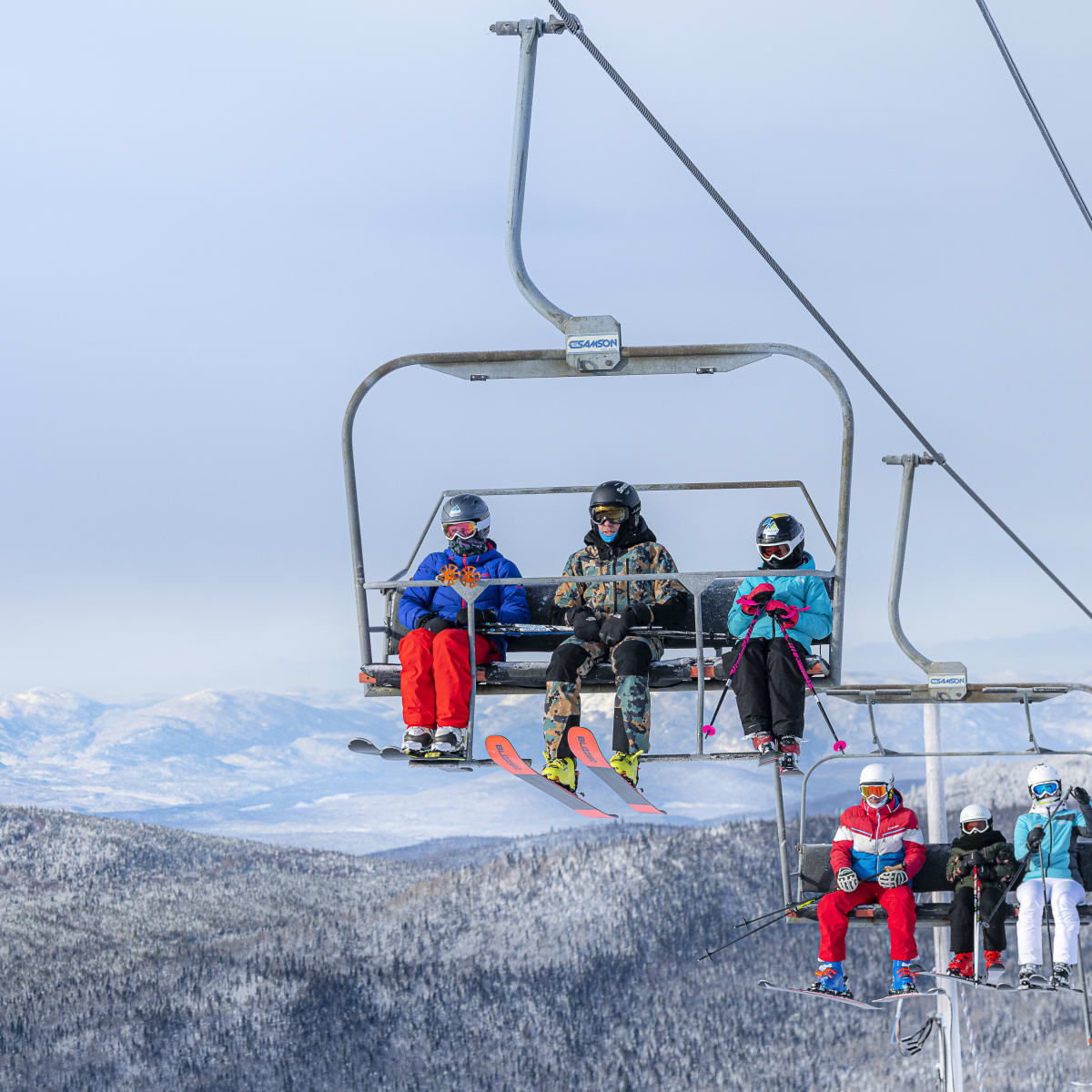 Skieurs dans le remonte-pente au Mont Grand-Fonds