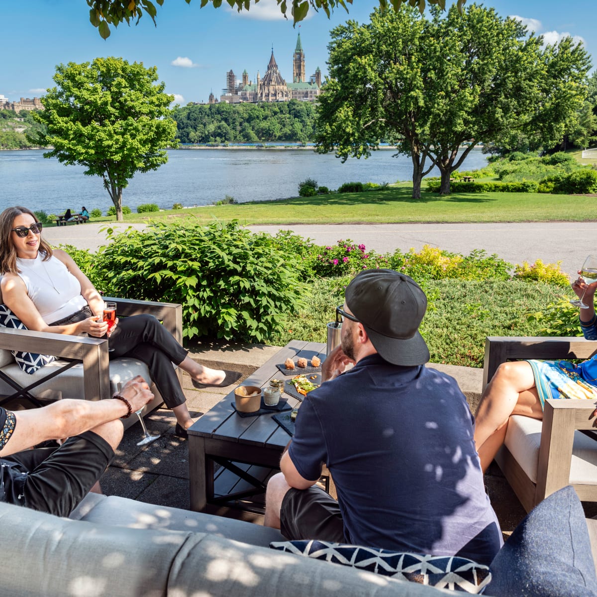 4 amis sur le patio devant la rivière des Outaouais.
