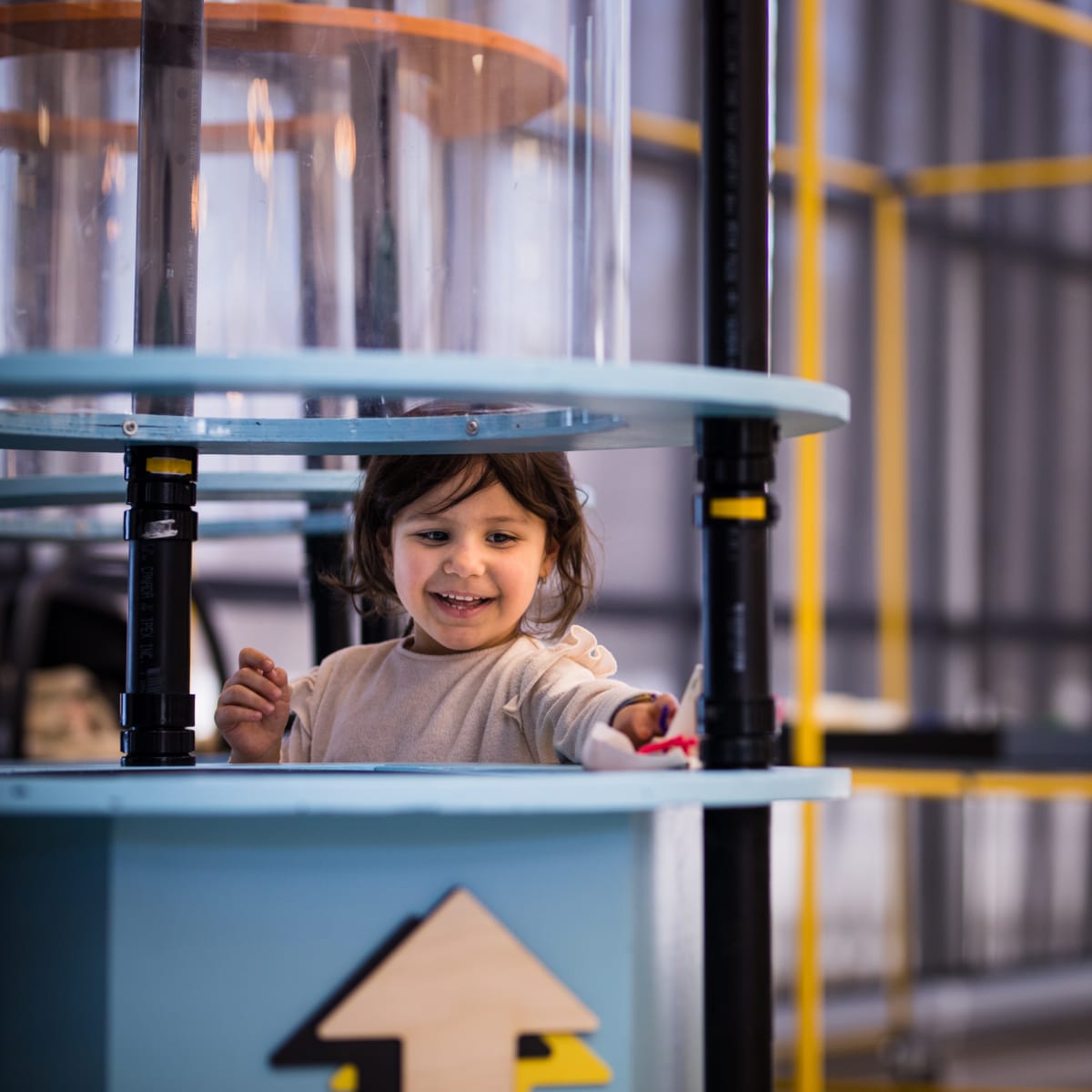 Petite fille qui s'amuse aux défis à bidouiller au Musée de l'ingéniosité Bombardier.
