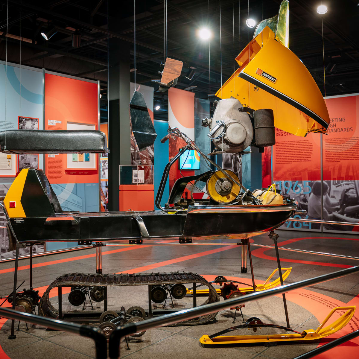 Exposition de pièces de motoneige au musée Bombardier.