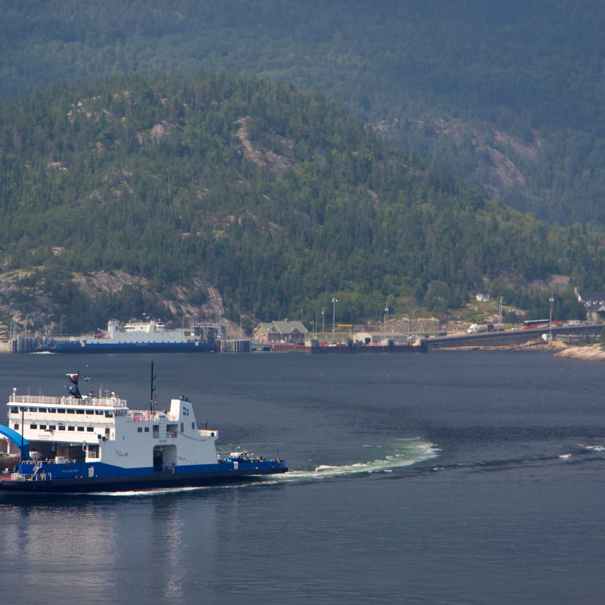 Traversier au milieu d’un plan d’eau.