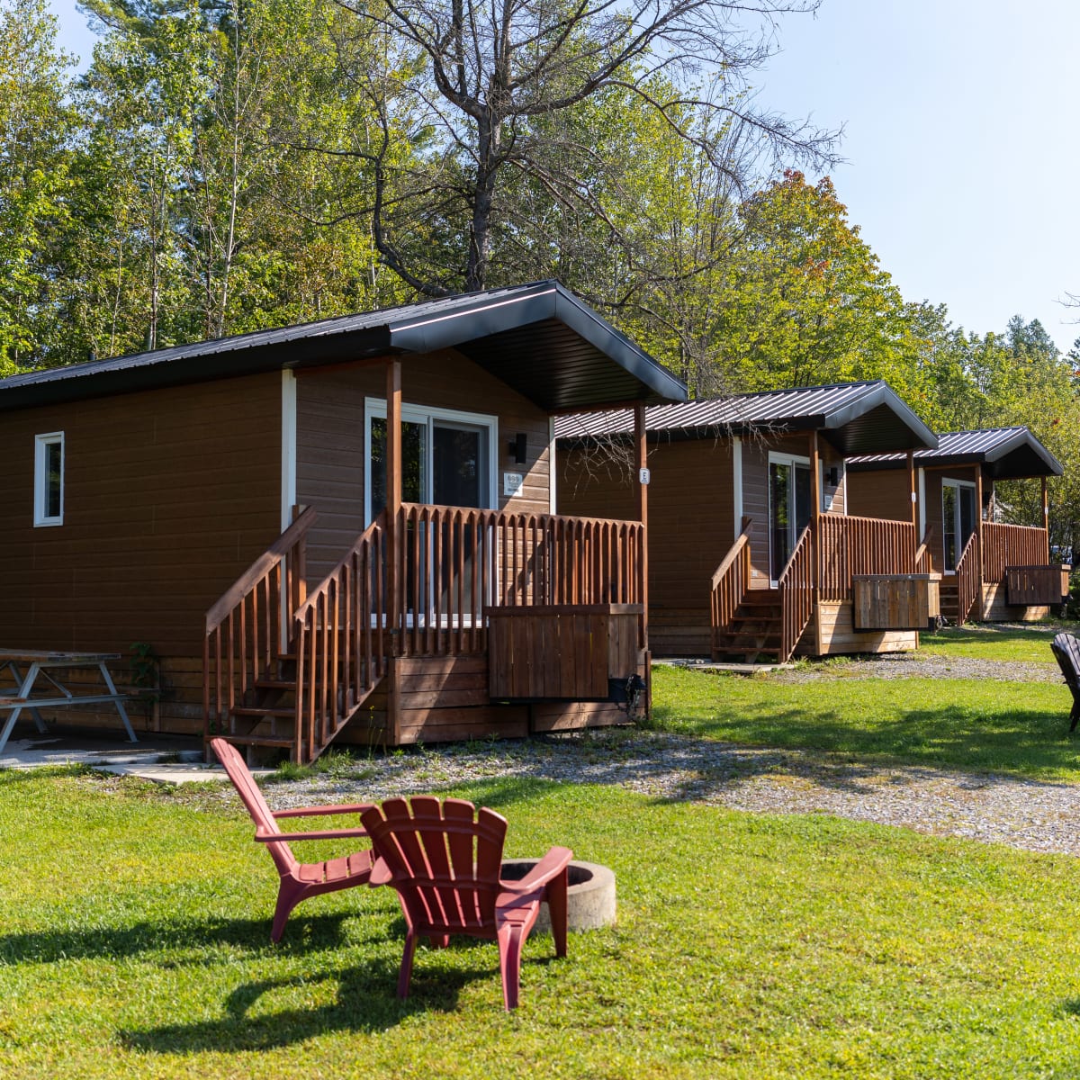 Petits chalets côte à côte.