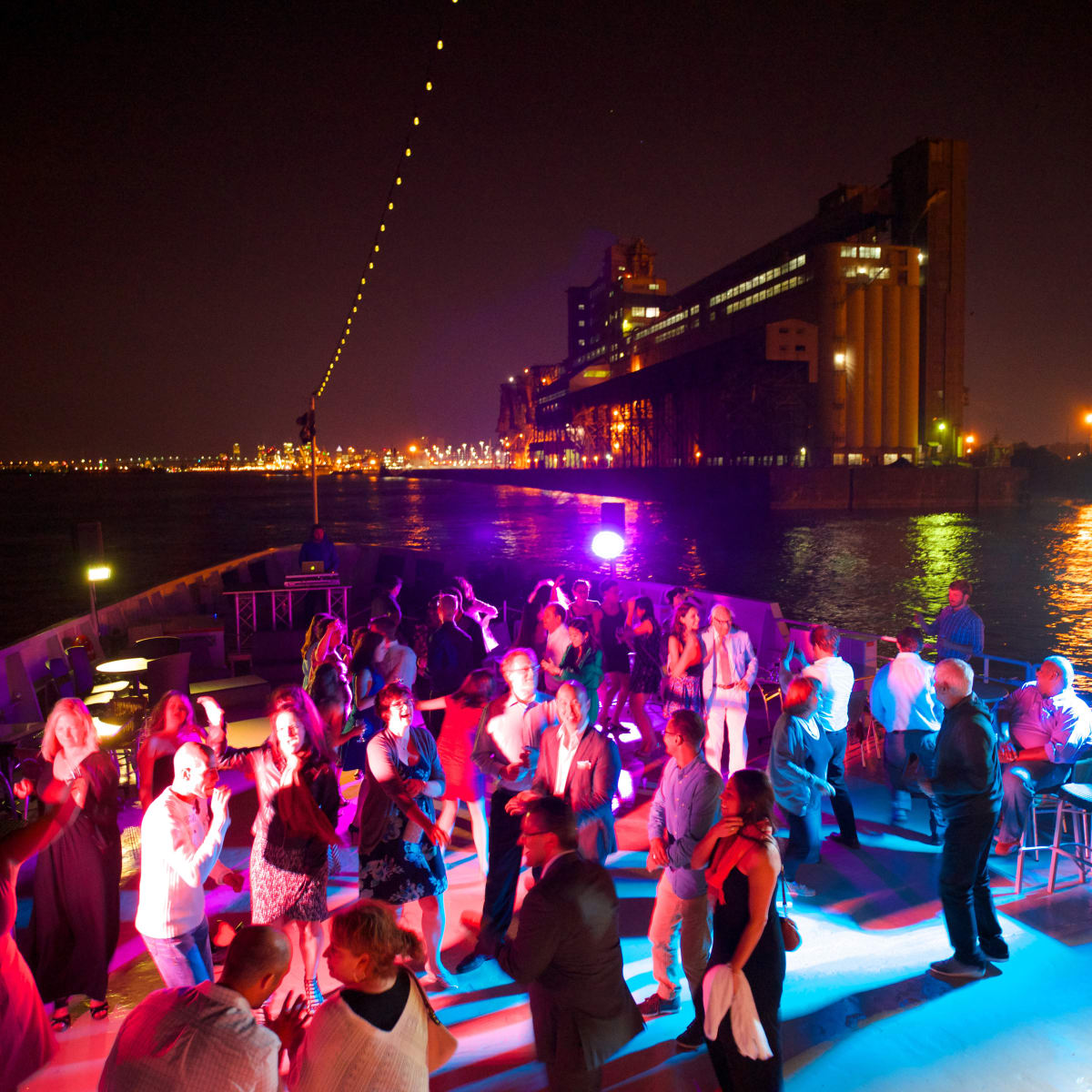 Gens en train de danser pendant une croisière nocturne.
