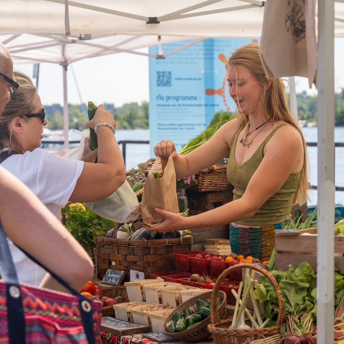 Kiosque de légumes au marché avec clients en ligne et marchande.