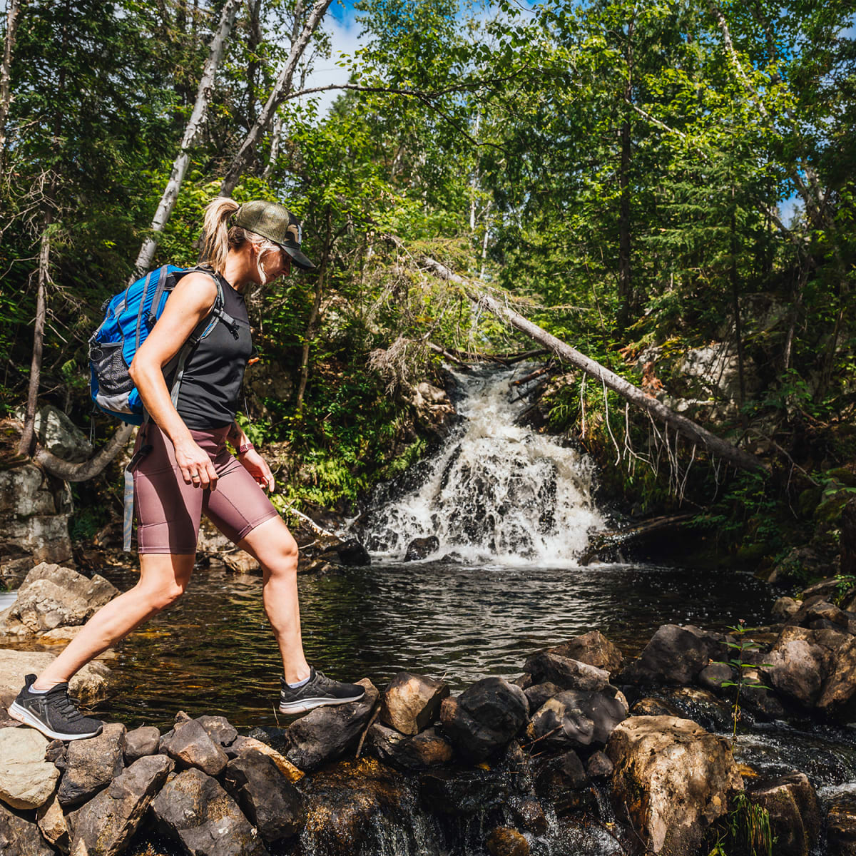 Woman hiking through the parc national d’Aiguebelle.