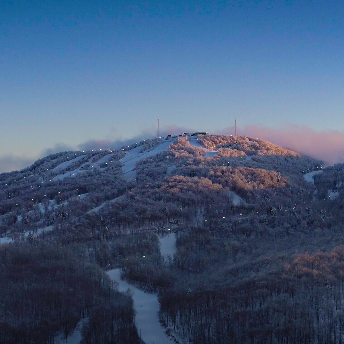 Grand plan de la montagne et des pistes de ski à Bromont