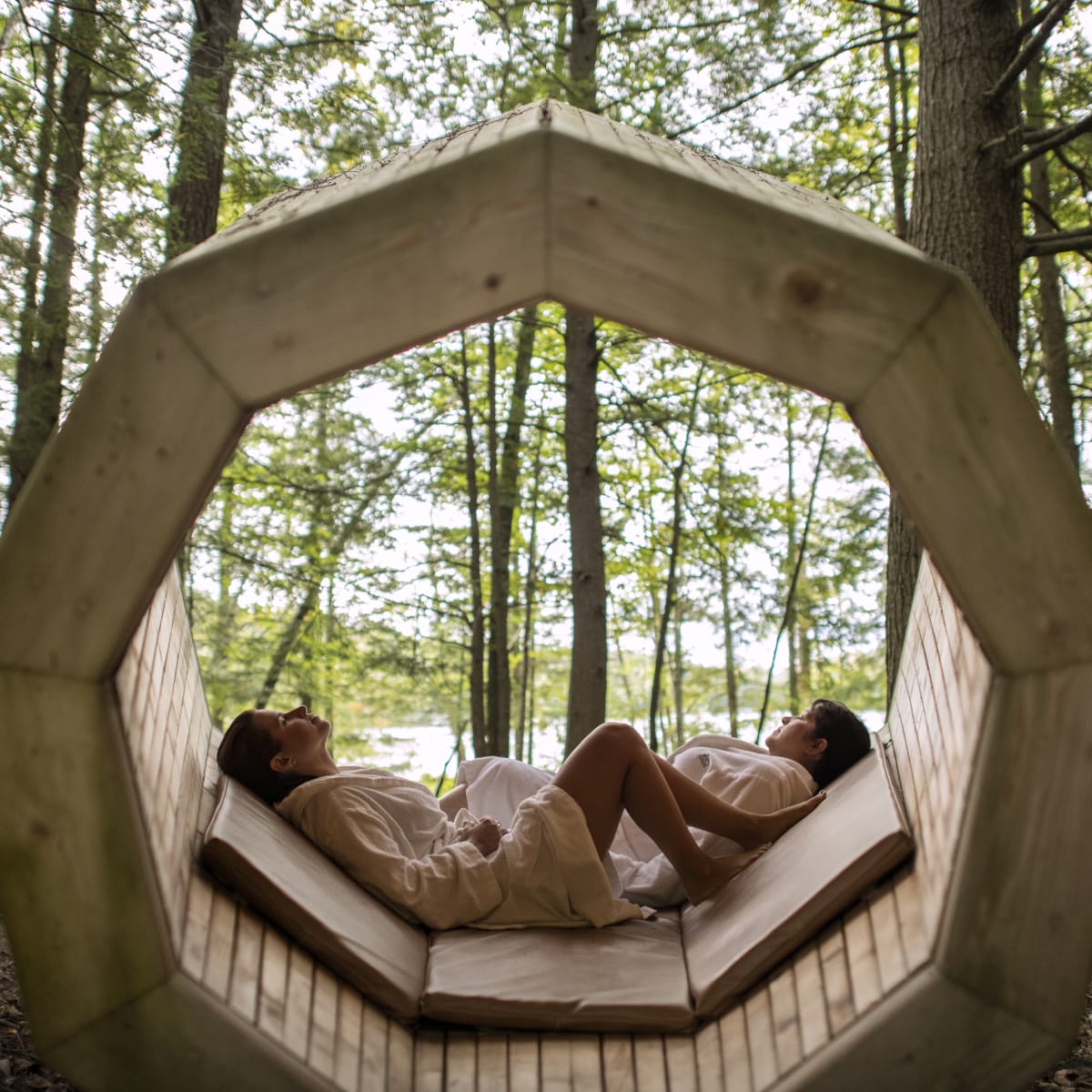Deux femmes dans une zone de relaxation de forme octogonale au spa.