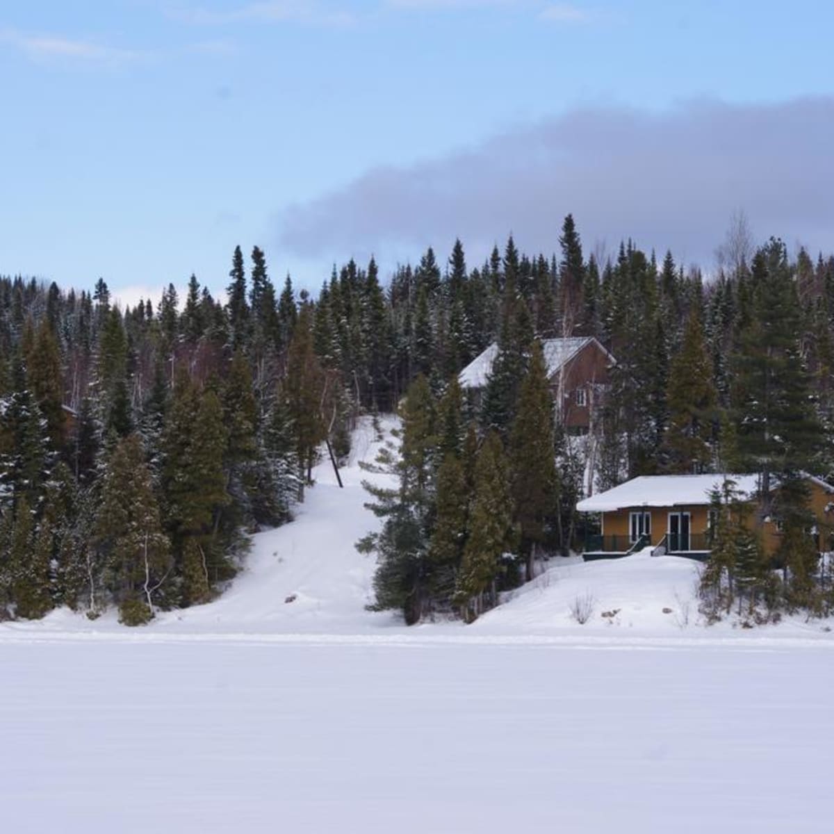 Two cottages on the shore of the river in Côte-Nord.