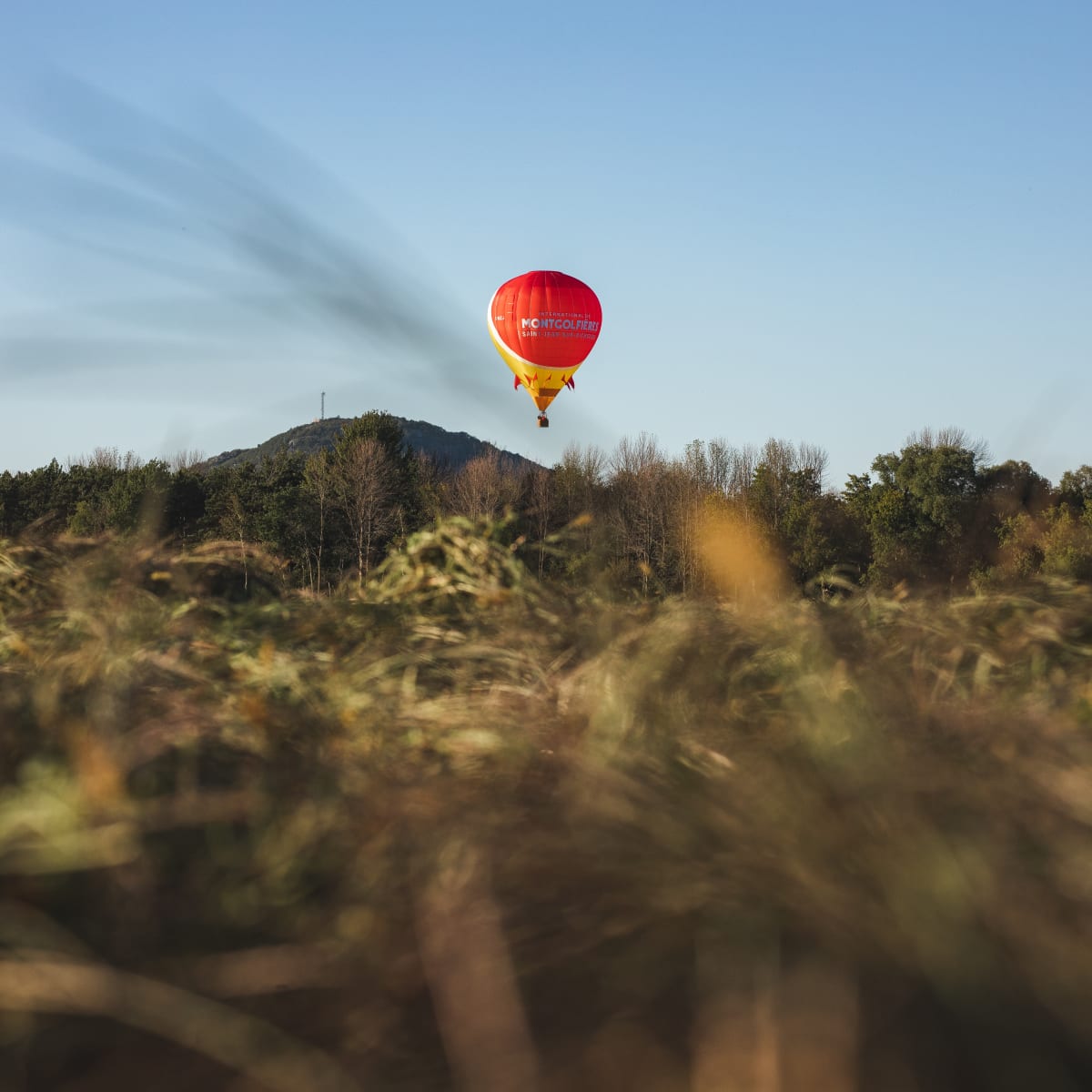 Montgolfière au-dessus d’une montagne du Haut-Richelieu.