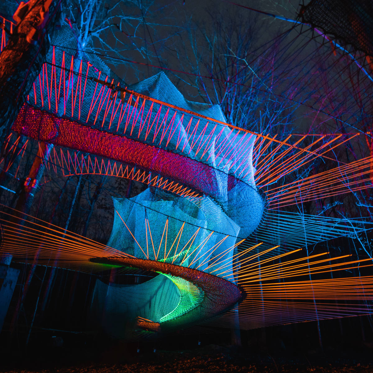 Les trampolines illuminés de Upla la nuit.