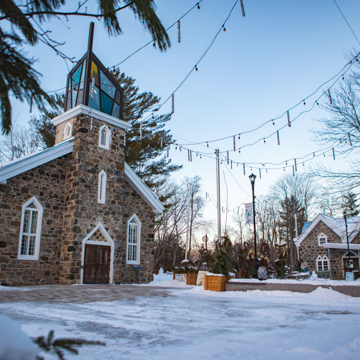 Église et parvis en hiver.
