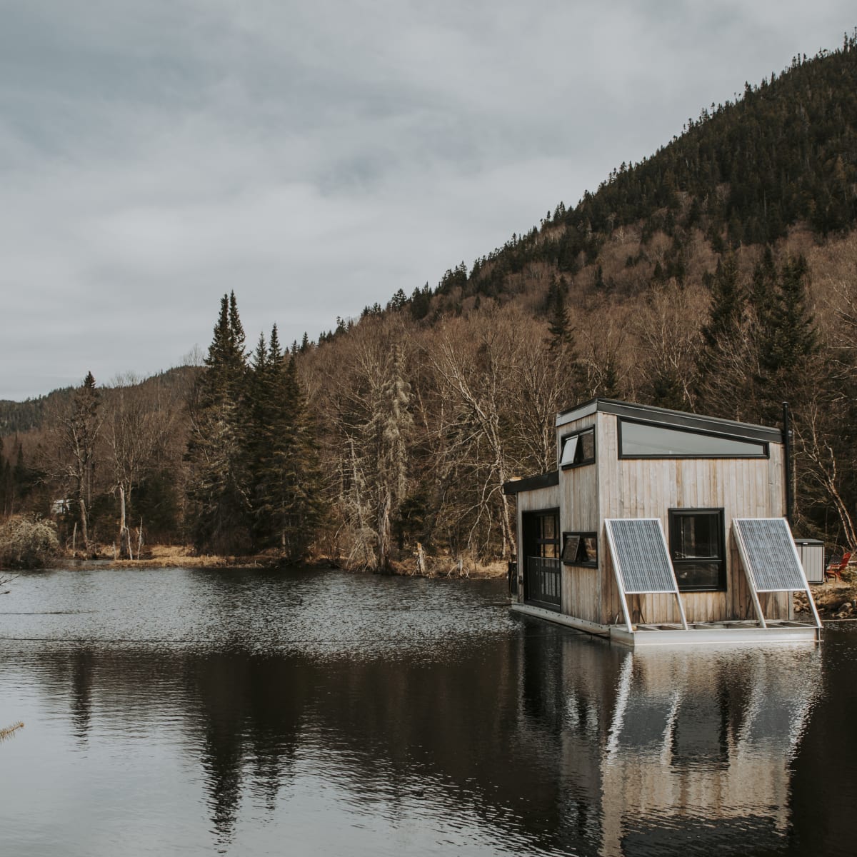Floating cabin on a lake at Bora Boréal.