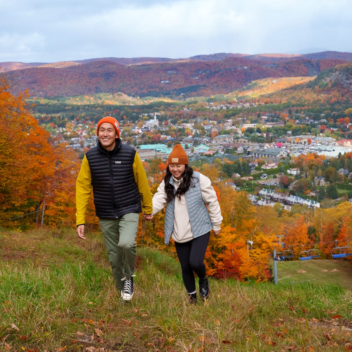 Couple en train de faire une randonnée en montagne.