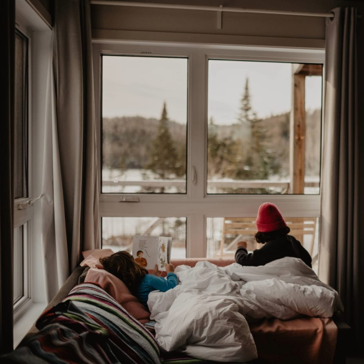 2 kids resting in a cottage at the end of winter in a resort in the Portneuf region.