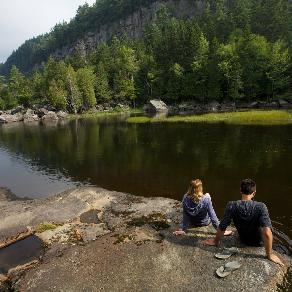 Couple by the water in the Portneuf regional park.