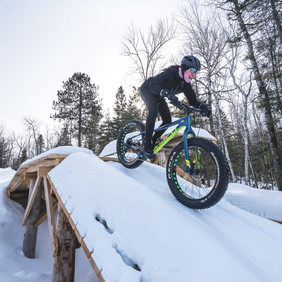 Femme en train de faire du fatbike dans la neige.