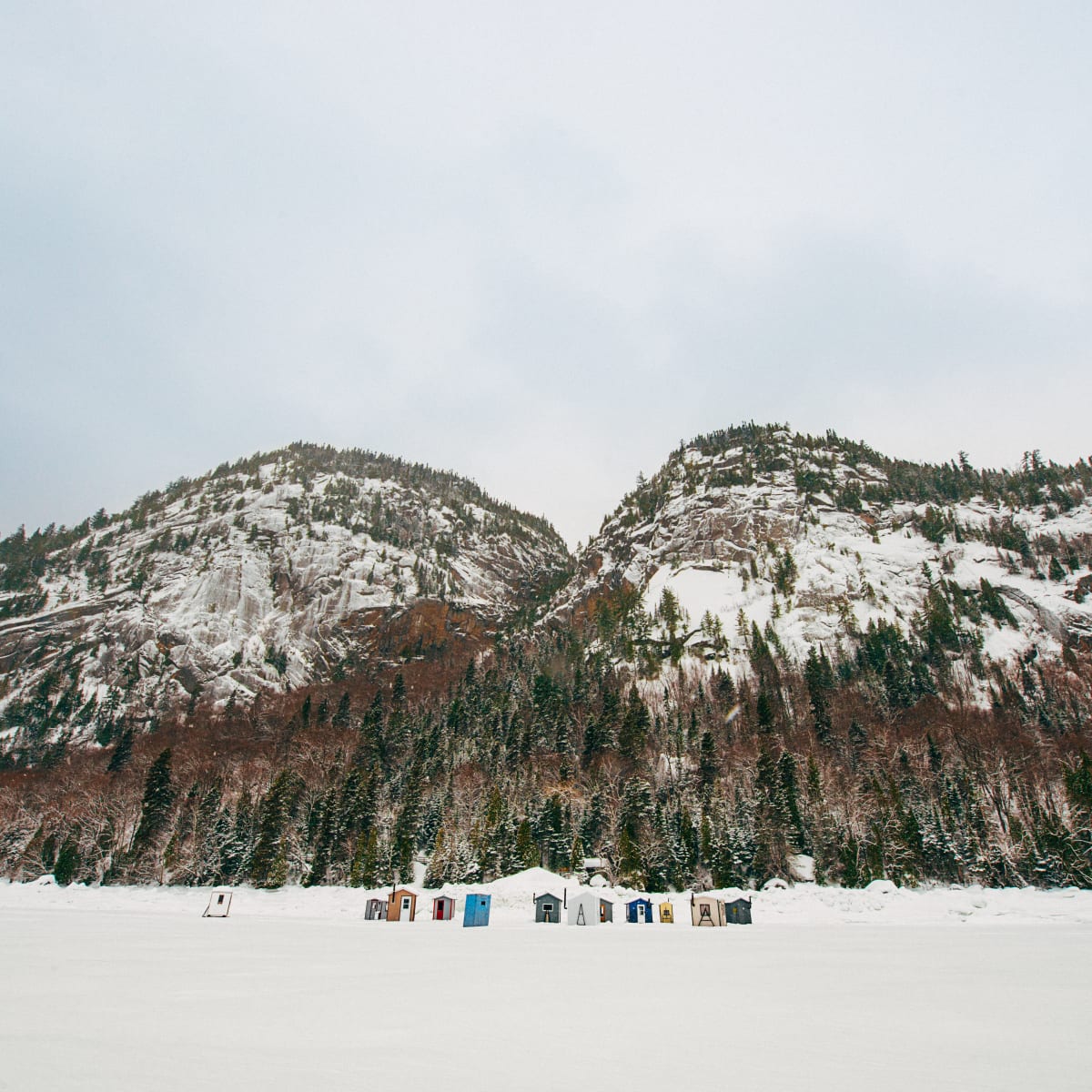 Cabanes de pêche sur glace sur le fjord du Saguenay
