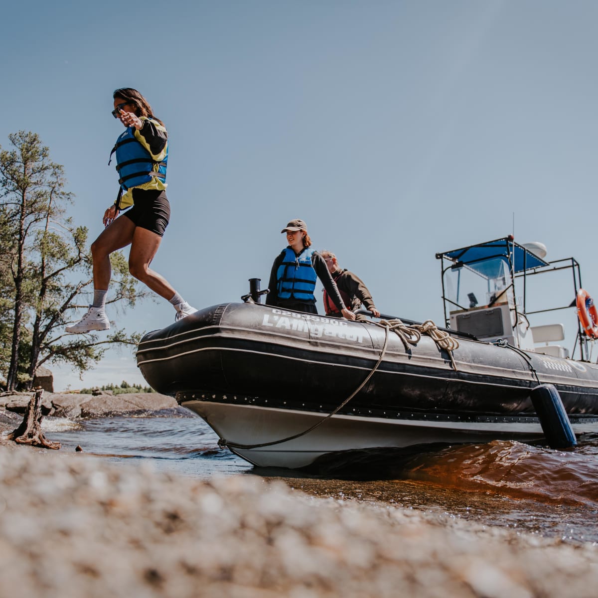 Motorized boat arriving to shore.