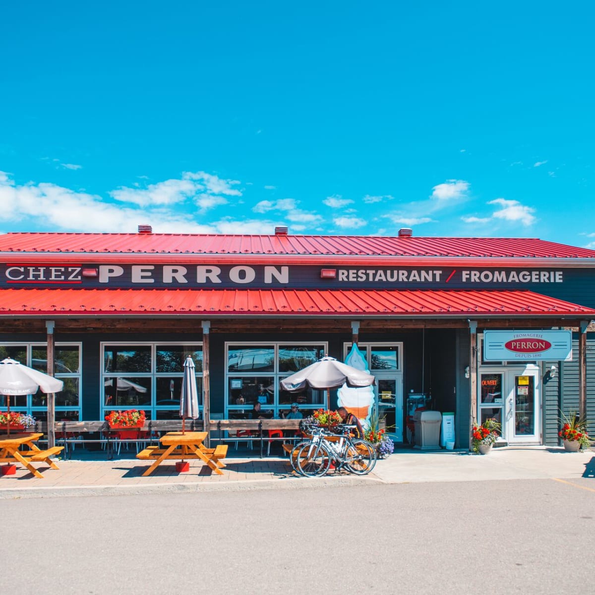  Fromagerie Perron cheese shop.