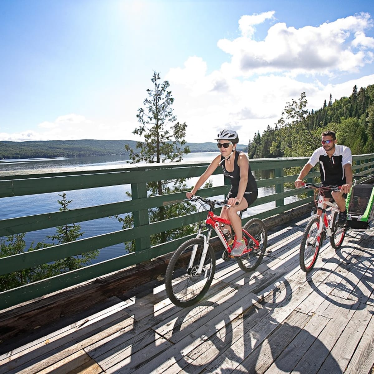 Couple on bikes in the Témiscouata region