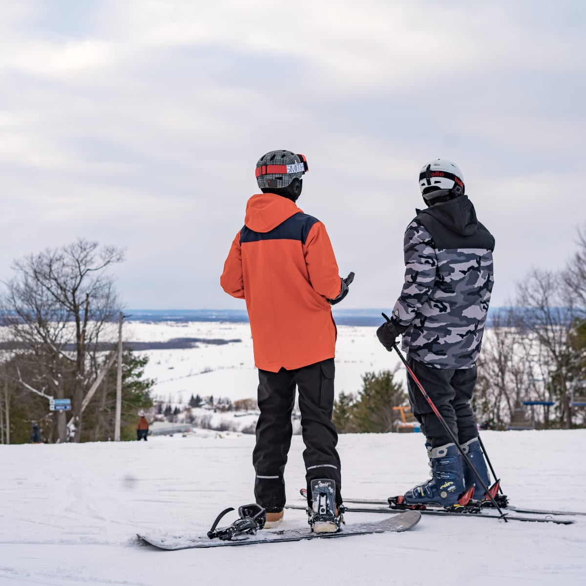 Skiers admiring the view from Mont Rigaud in Vaudreuil-Soulanges