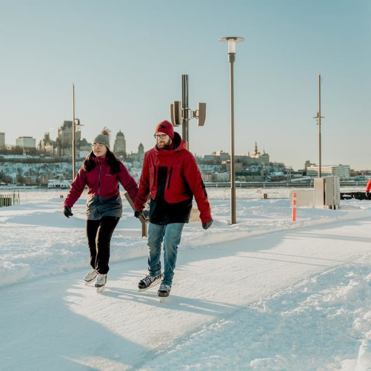 Couple en train de patiner sur un sentier glacé