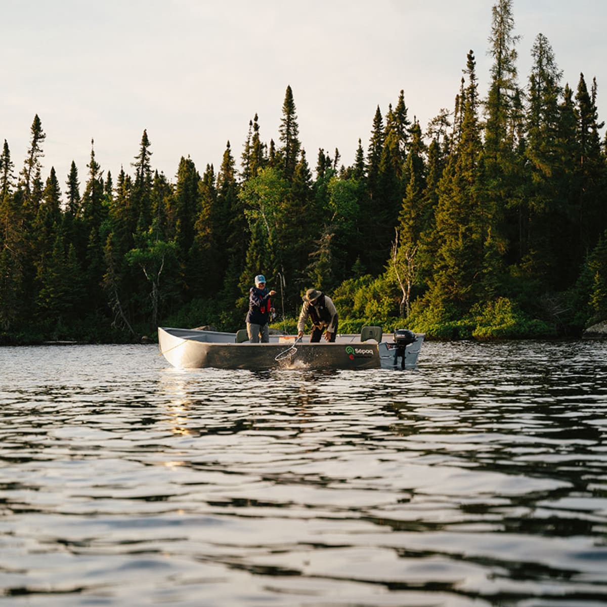 Deux personnes pêchent en chaloupe à la Réserve faunique Ashuapmushuan.