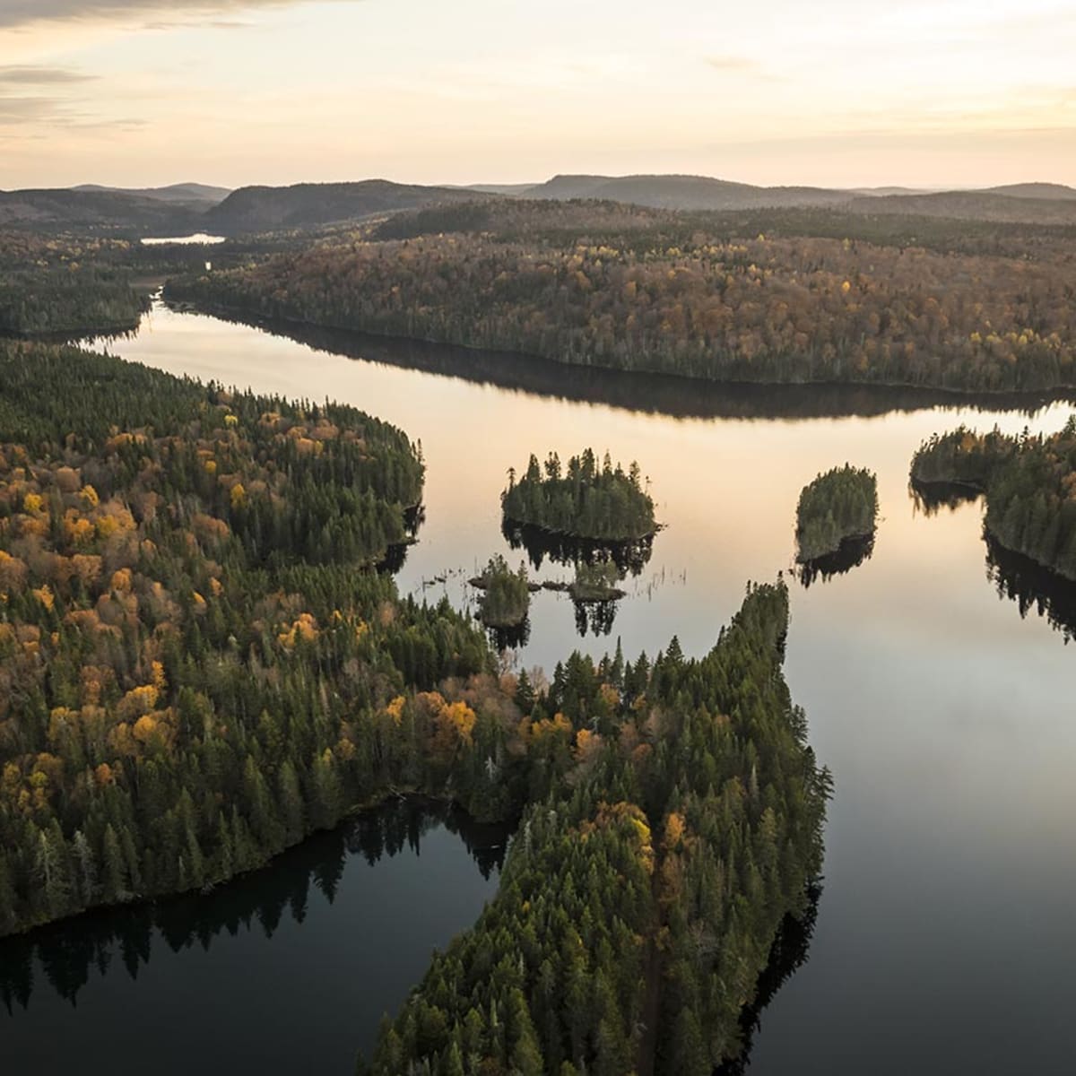 Vue aérienne de la Réserve faunique de Portneuf en automne.