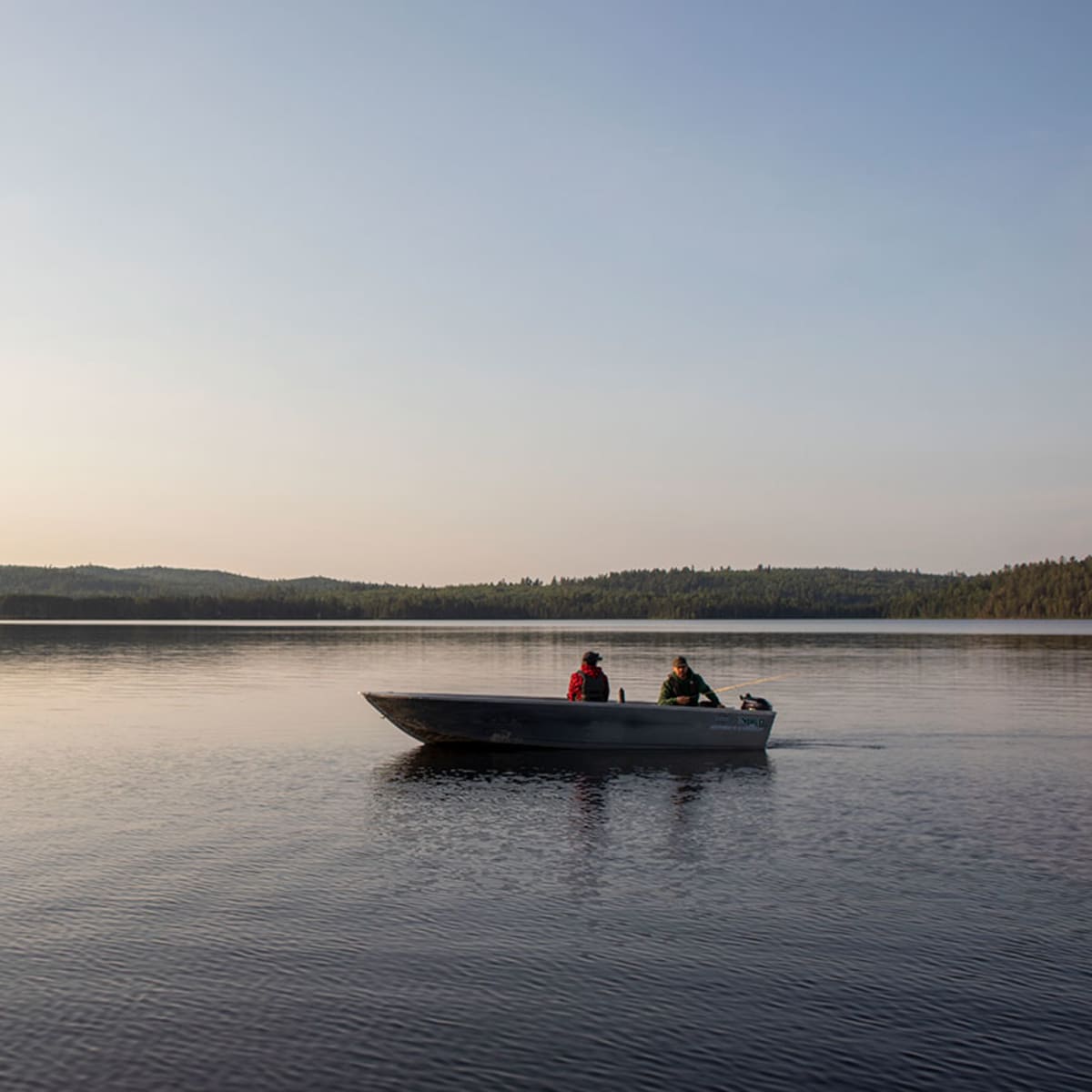 Pêche en chaloupe à la Réserve faunique Mastigouche.