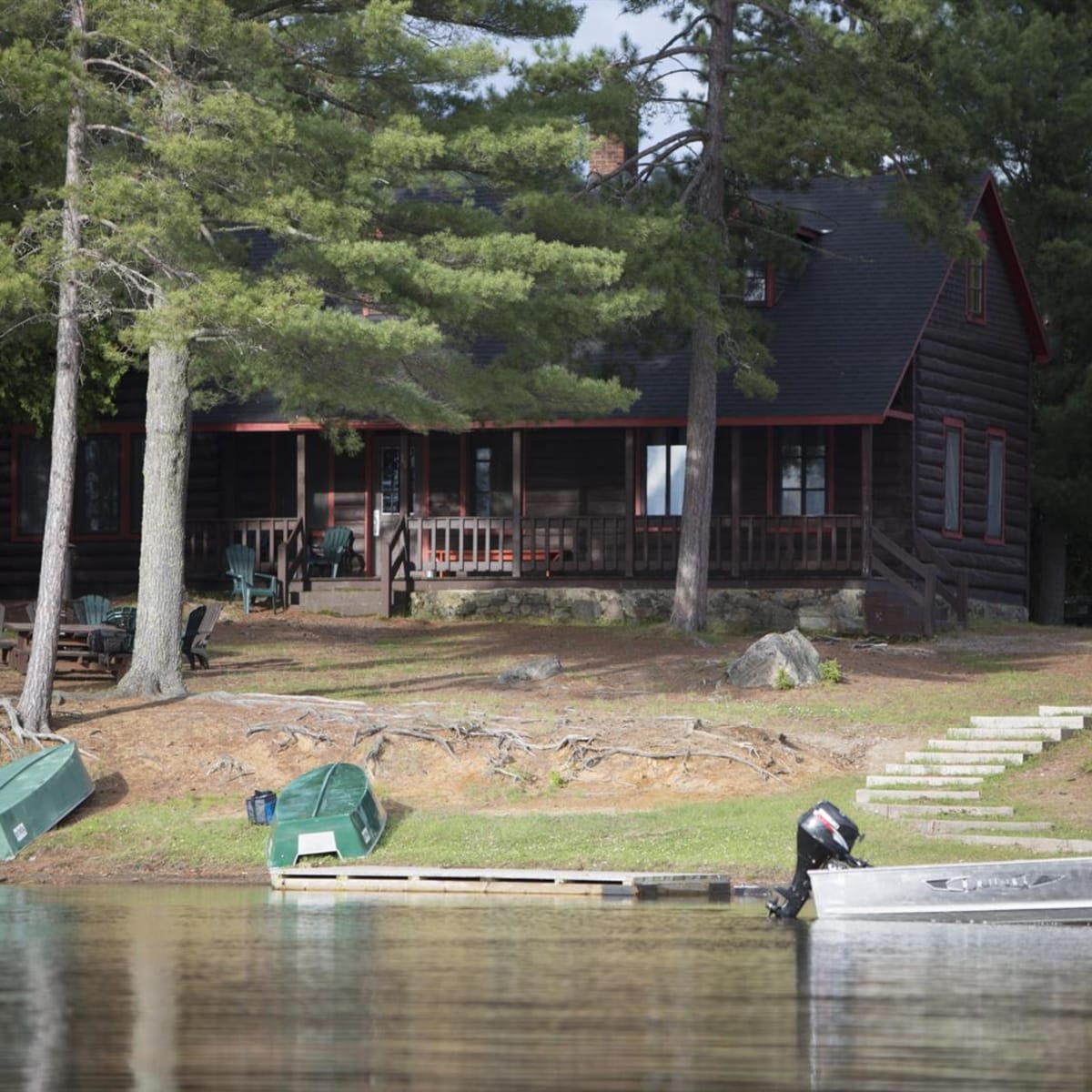 Chalet au bord d'un lac.
