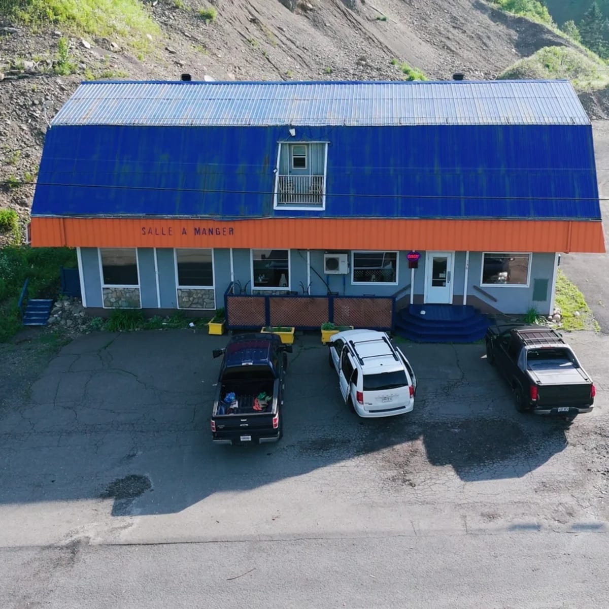 Vue aérienne du Resto Motel Le Riverain.