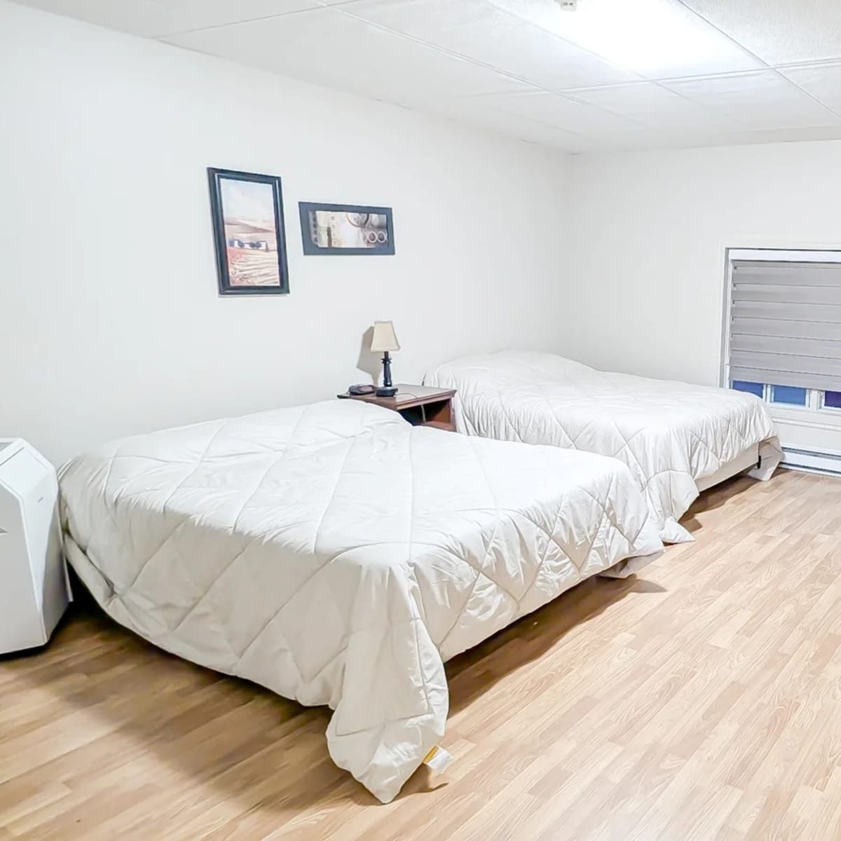 Chambre avec deux lits au Resto Motel Le Riverain.